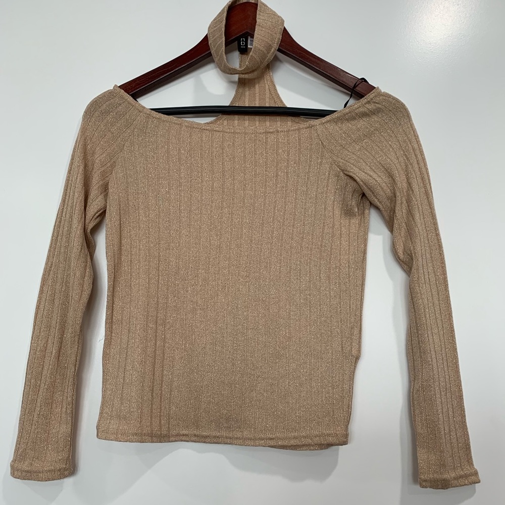 Long sleeve off the shoulder with attached choker